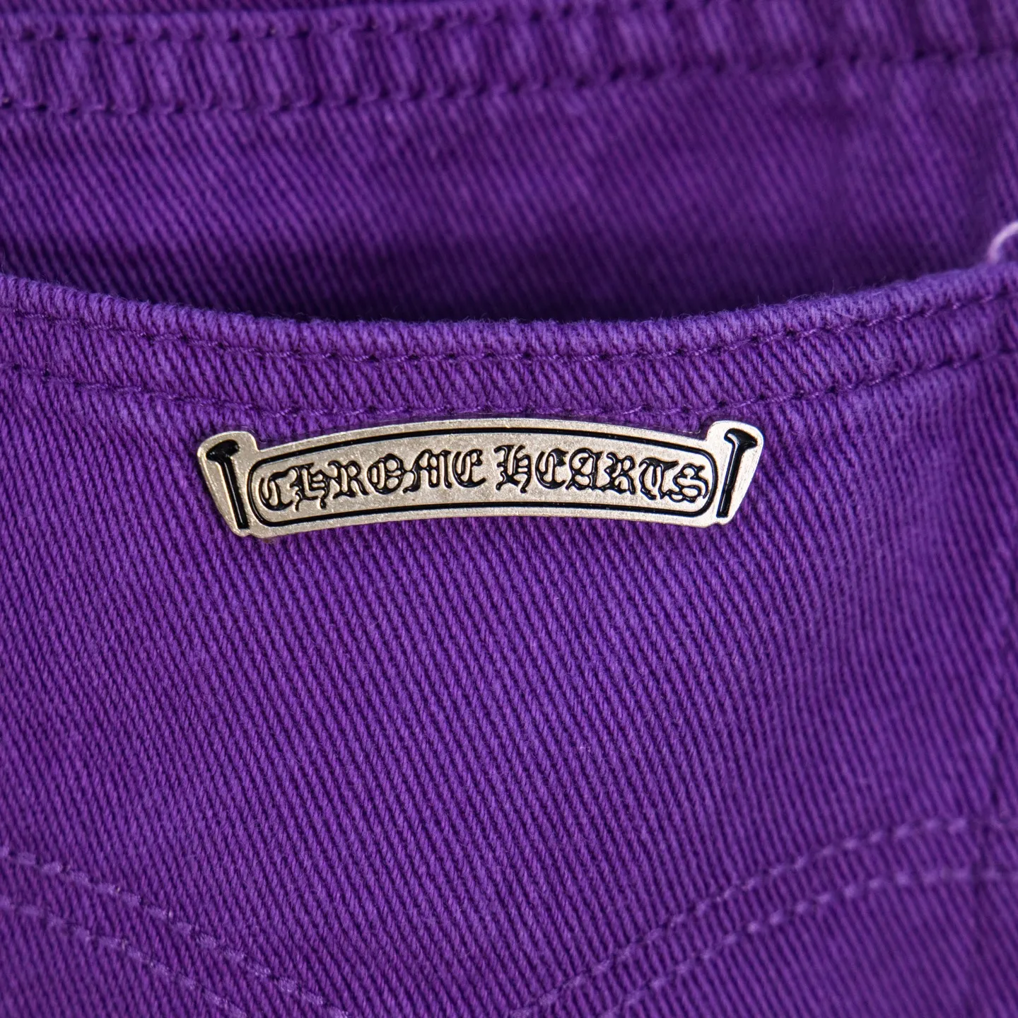 P240 Chrome Hearts Overseas limited edition violet patchwork leather cross hot girl couple jeans are a hot item this season and are sought after by countless celebrities and fashionistas. The neat details of the cutting process add color to the playful fashion! The neat and meticulous design, and the well-fitting structure is unique. The upper body not only has outstanding recognition, but also looks younger and younger. A style with the ultimate wearing meaning and performance, gorgeous color matching, and the craftsmanship of this style is also extremely extraordinary. After the finished product is washed, it is disassembled and hand-made with sheepskin cross leather and then spliced ​​together to complete. The whole piece has too many craftsmanship to describe. It is decorated with patchwork cross flowers and high-waisted washed jeans! ! Absolutely high-end luxury product, a god-level single product, a super popular product, made by top heavy industry, a magic weapon that cannot be missed to hit the streets. Style number: 1837 Size: 28 30 32 34 Color: purple